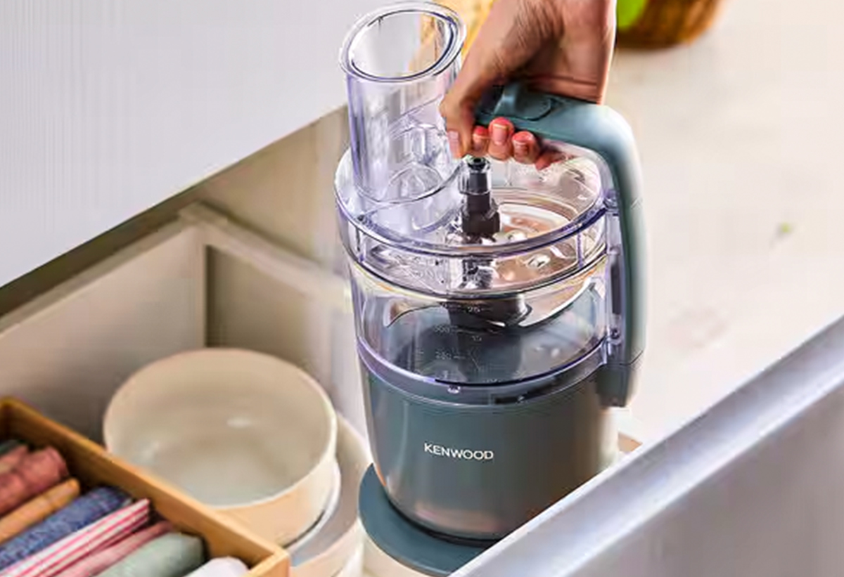 Παρουσίαζει ένα χέρι που τοποθετεί το πολυμίξερ μέσα σε ένα συρτάρι